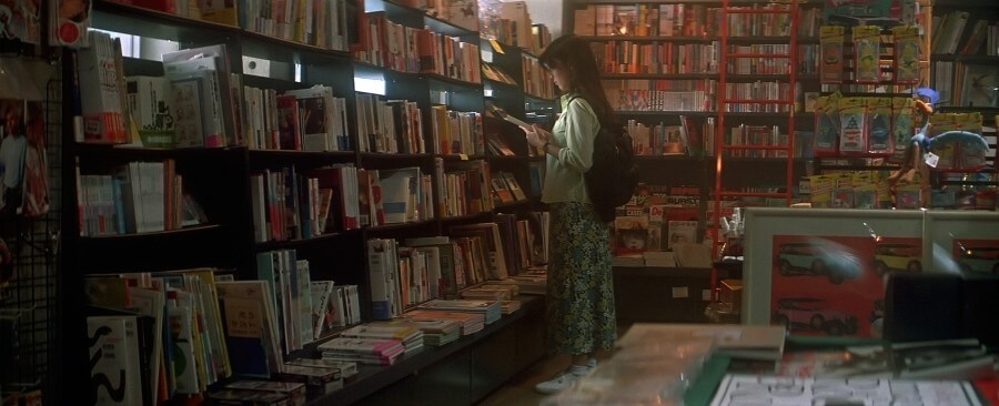 선배를 보기 위해 서점에 들러 책을 고르는 우즈키