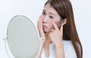 눈 주위가 검은 건 병이야