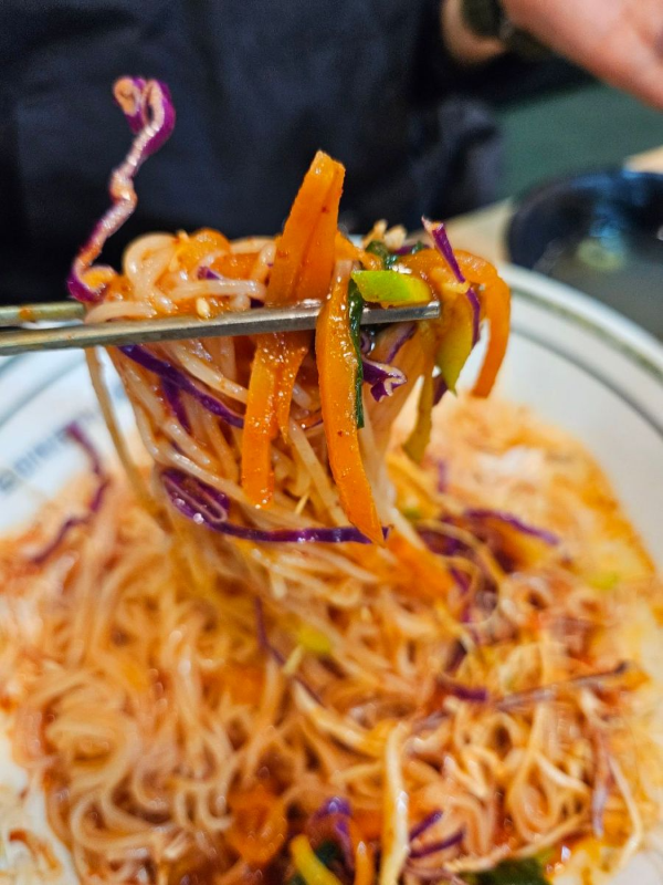 모미락 비빔국수 한젓가락