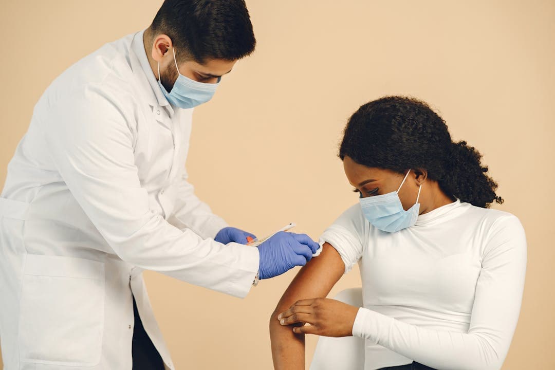 주사를 맞고있는 여성 환자의 모습