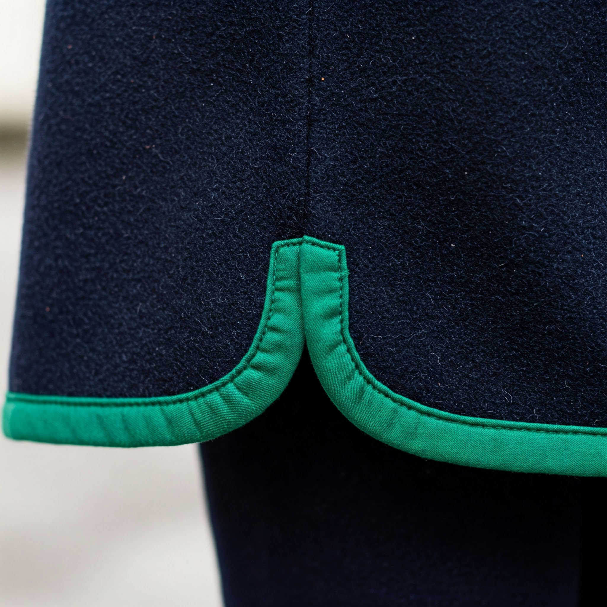 네이비 코트 단을 그린색 바이어스로 마감을 했다.