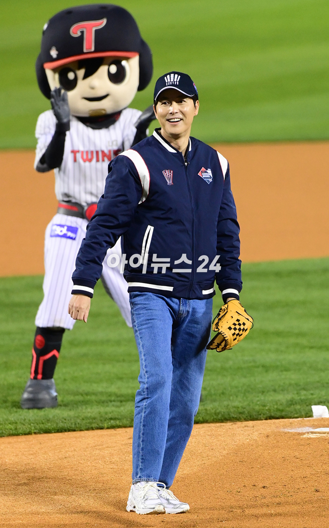 배우 정우성이 8일 오후 서울 잠실야구장에서 열린 '2023 프로야구 KBO리그' 포스트시즌 한국시리즈 2차전 LG 트윈스와 kt 위즈의 경기에서 시구자로 참석하고 있다. [사진=정소희 기자]