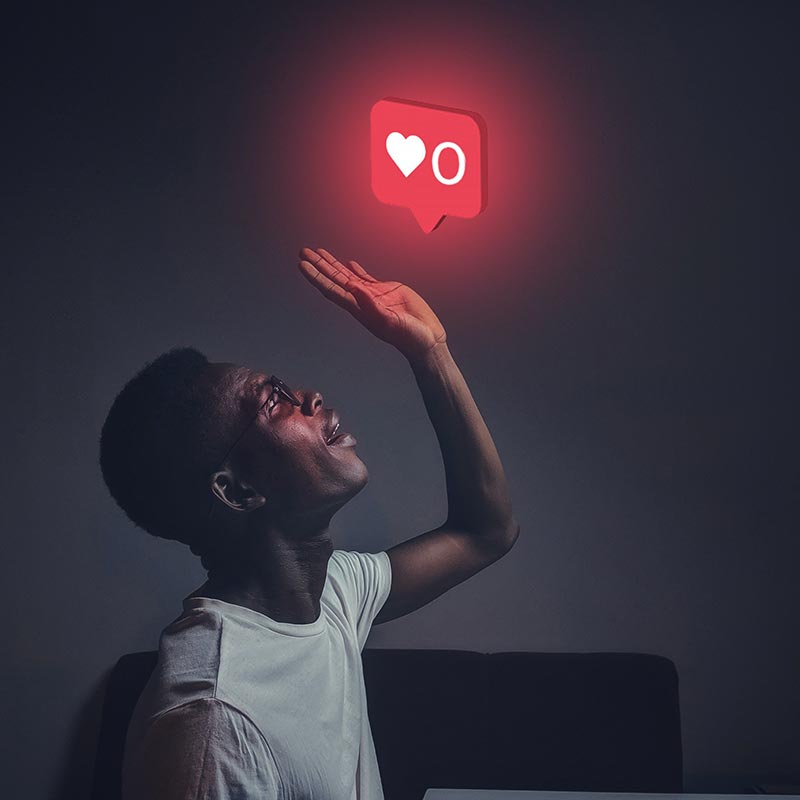 인스타그램 좋아요를 바라보는 흑인 남성