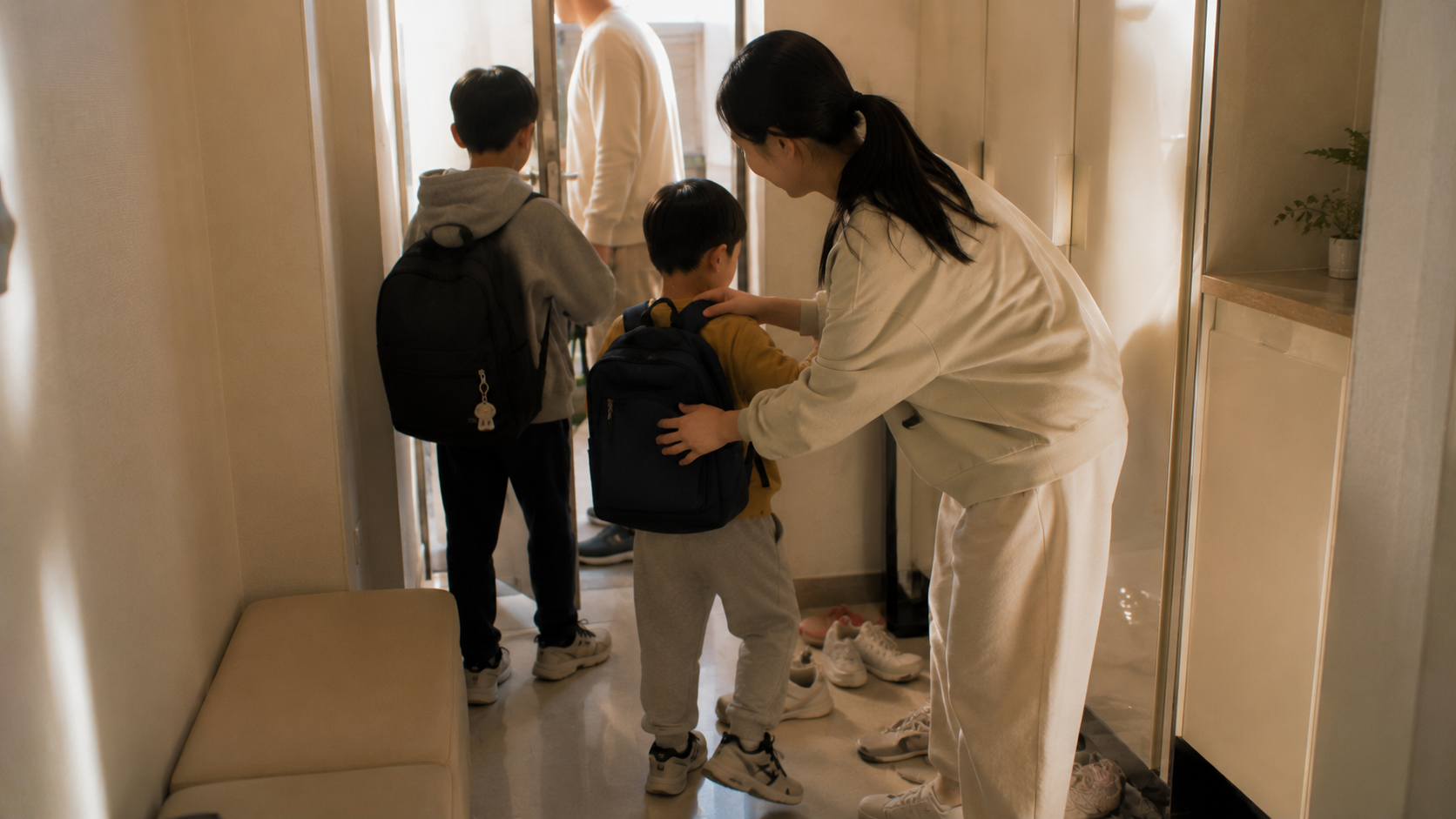 등교를 준비하는 초등학생 형제