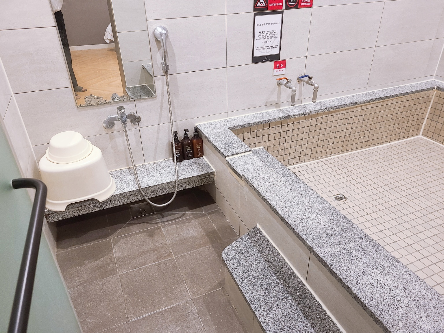 창원 북면 호텔 포레스트701 패밀리스위트룸 대형 가족탕 샤워기