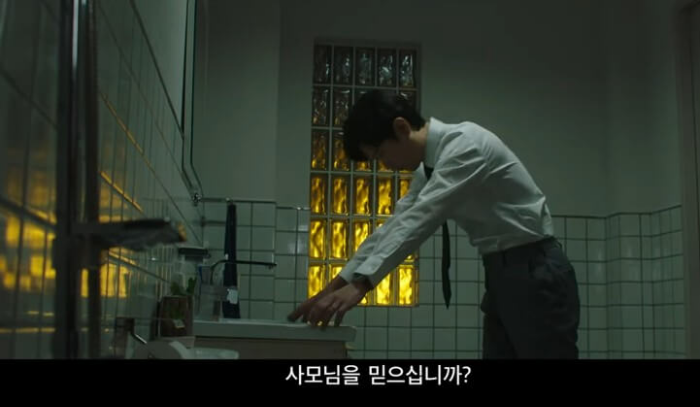 화장실 세면기를 붙잡고 고민하는 정도 모습