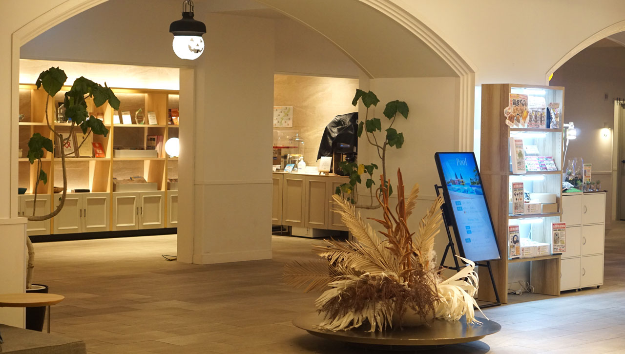 레쿠 오키나와 차탄 스파 리조트의 웰컴 드링크를 마신다.