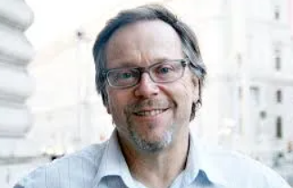 페르난도 메이렐레스 감독 안경쓰고 웃고있는사진