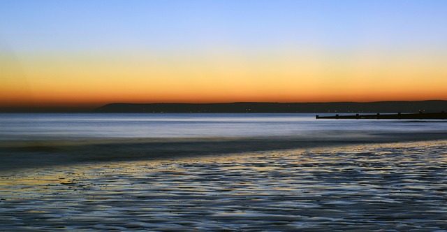 일몰이 비추는 수평선 사진