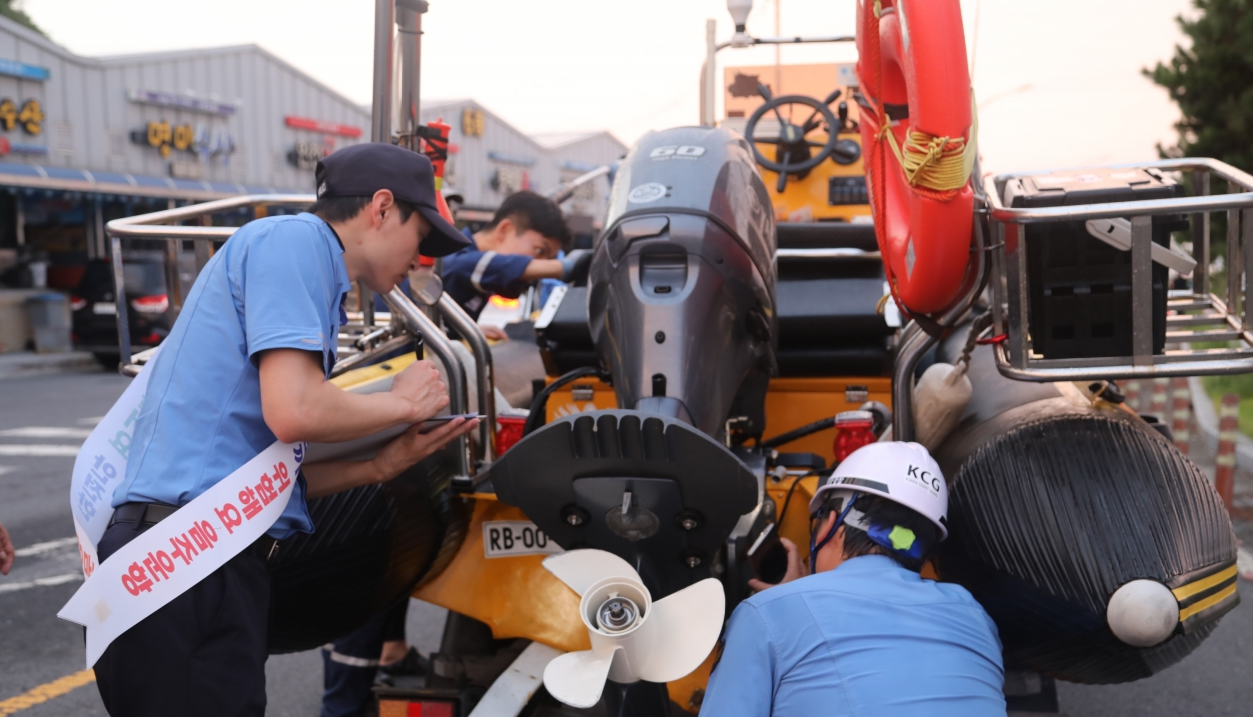 해양경찰서에서 동력수상레저기구 무상점검하고 있는 모습