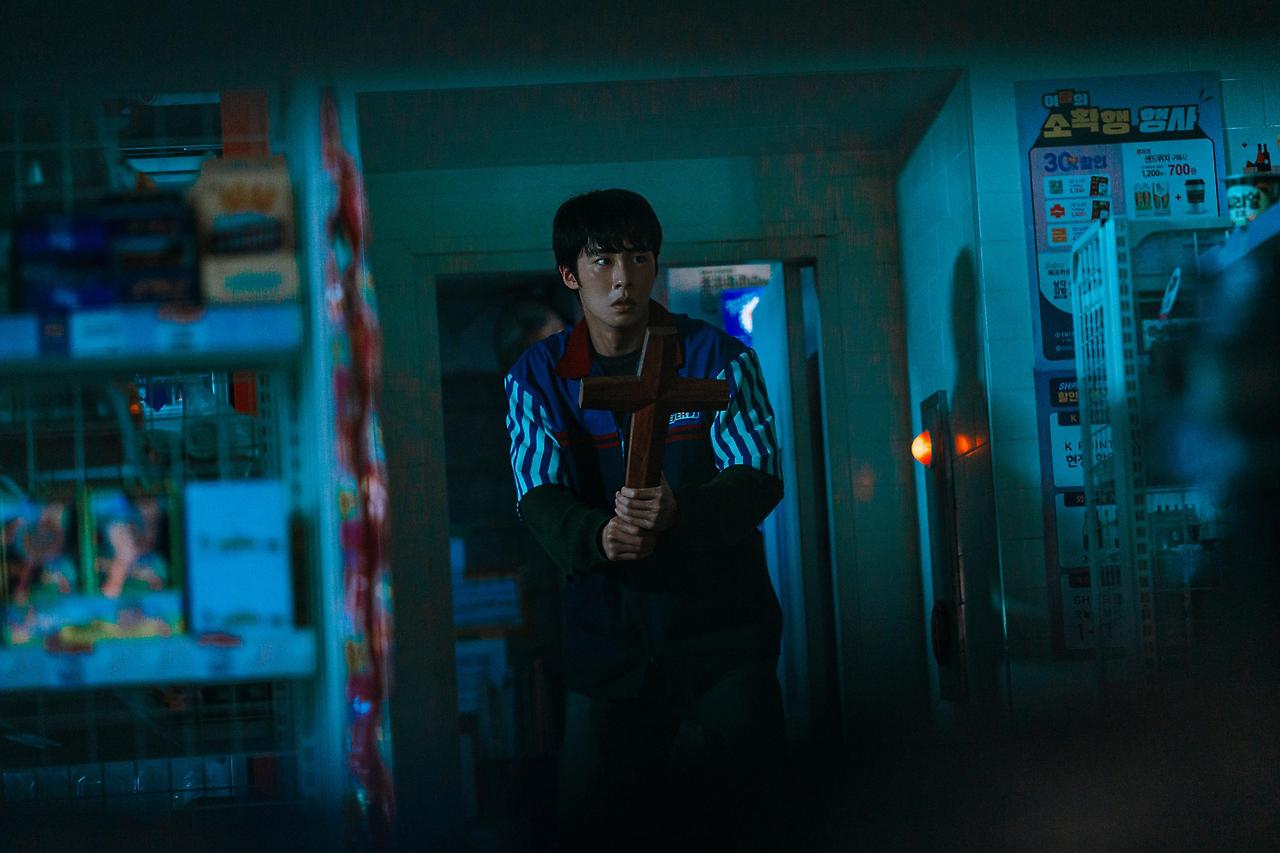 넷플릭스 꿀알바 이재욱 어두운 편의점 장면 스틸
