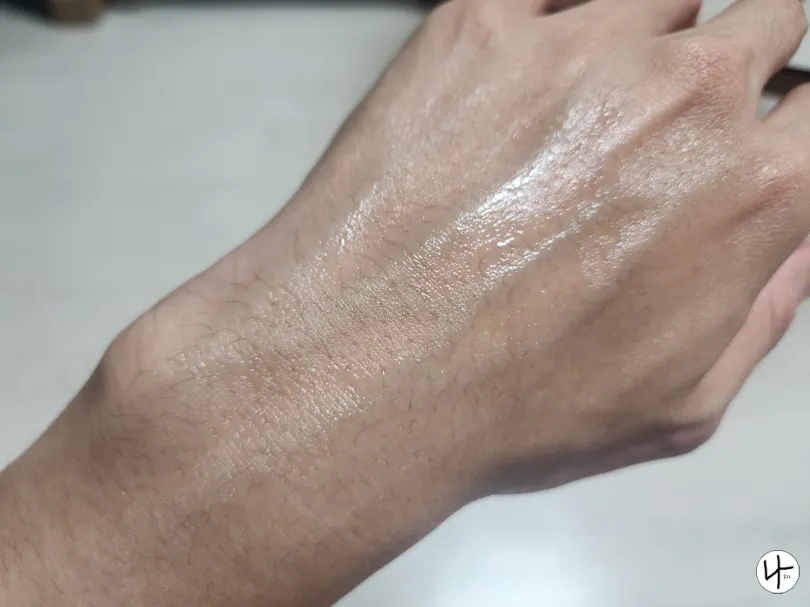 에센스를-바른-손등