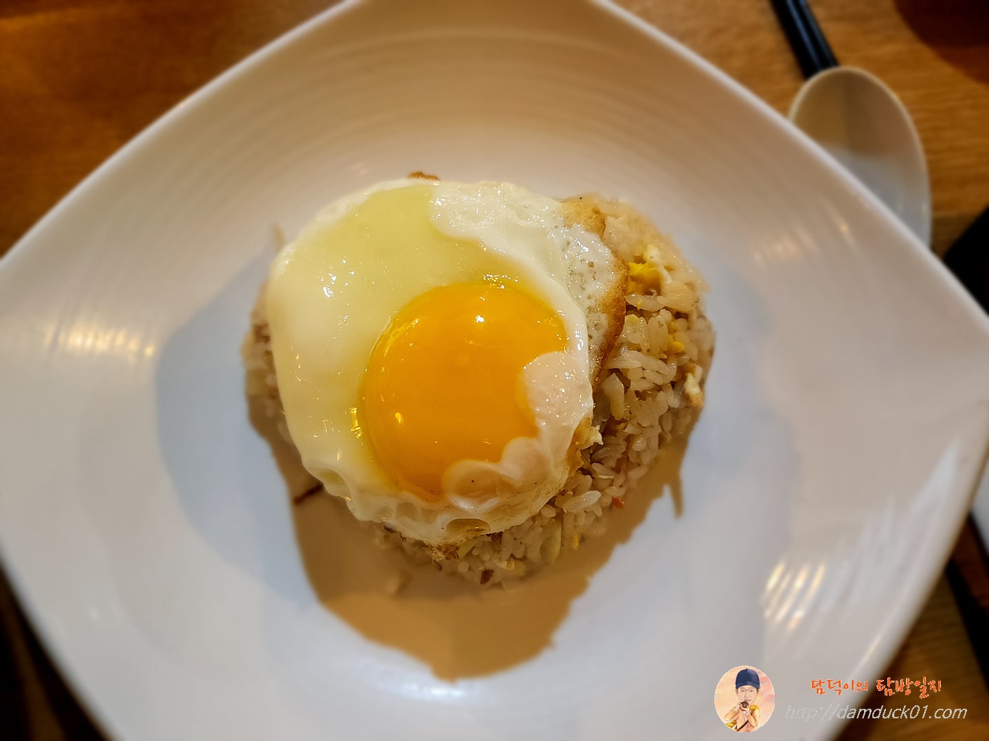 볶음밥 위에 달걀 프라이