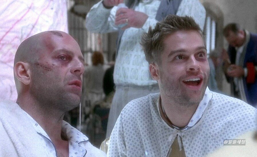 정신병원 환자복을 입은 제이콥과 제프리