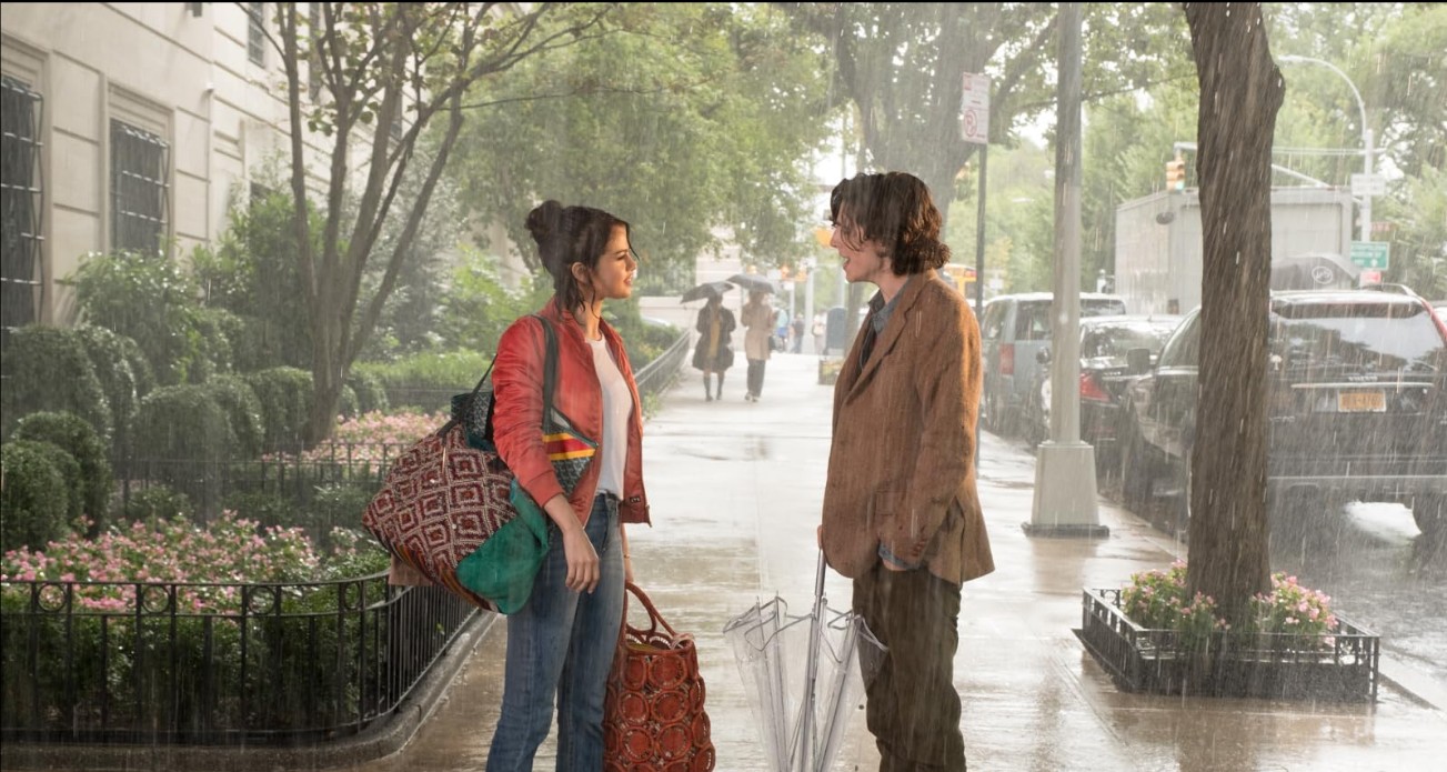 레이니 데이 인 뉴욕 셀레나 고메즈 스틸컷 – 챈 역으로 비 오는 거리에서 개츠비와 마주보는 장면