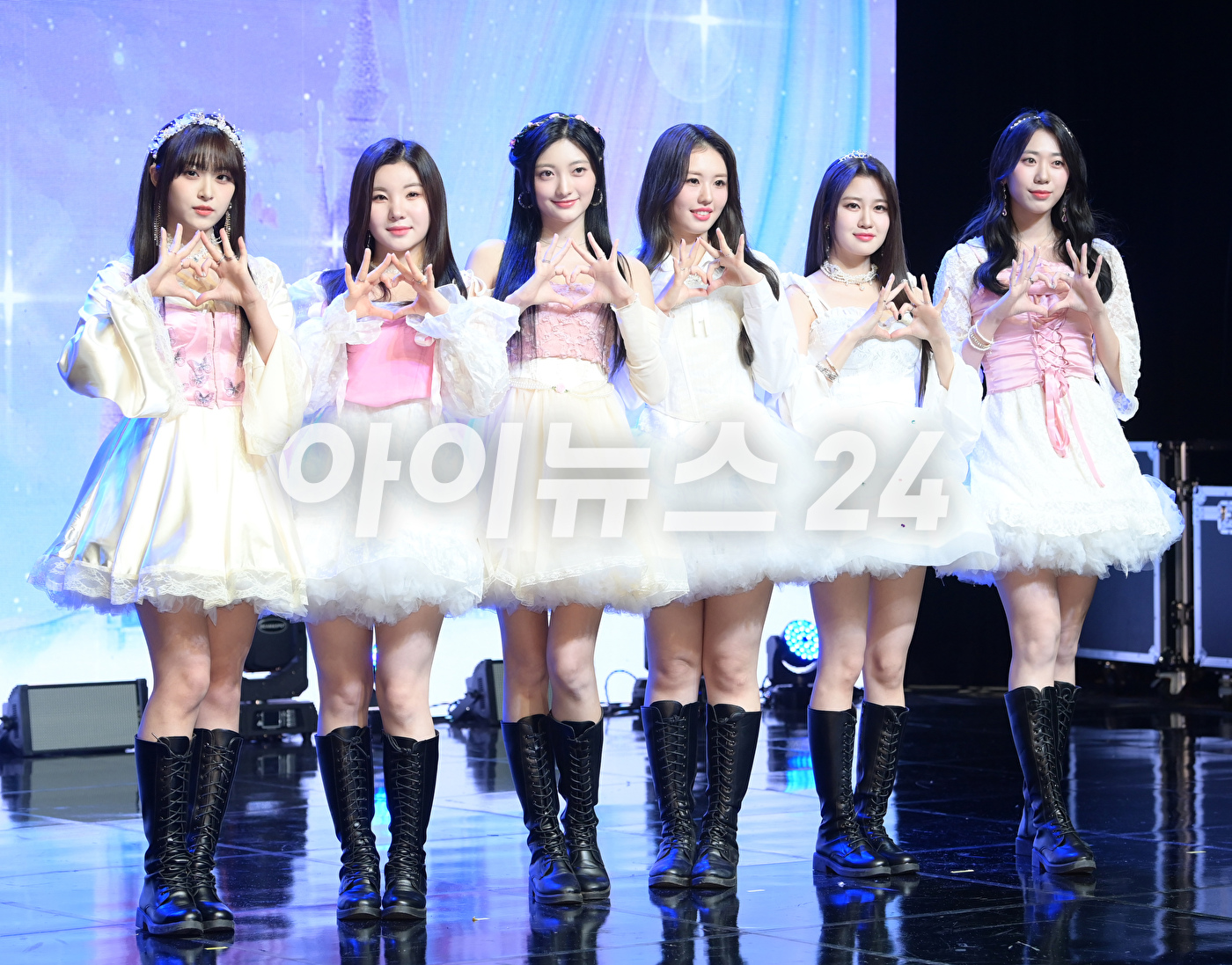 그룹 아일리원이 5일 서울 강남구 청담동 일지아트홀에서 열린 아일리원(ILY:1) 첫 번째 미니앨범 'A DREAM OF ILY:1(어 드림 오브 아일리원)' 쇼케이스에 참석해 타이틀곡 무대를 선보이고 있다. [사진=정소희 기자]