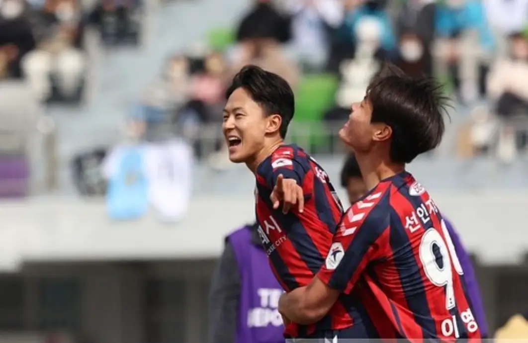 이영준-붉은 유니폼을 입고 기뻐하는 이강인을 뒤에서 껴안는 이영준