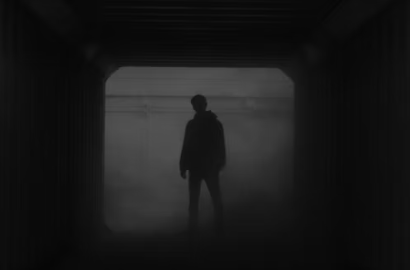 한 남자가 악몽 속에 서 있는 그림