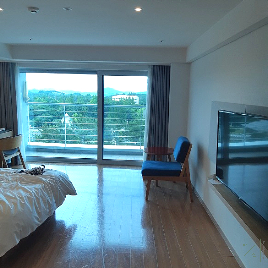 티비와 의자가 비치되어 있습니다.