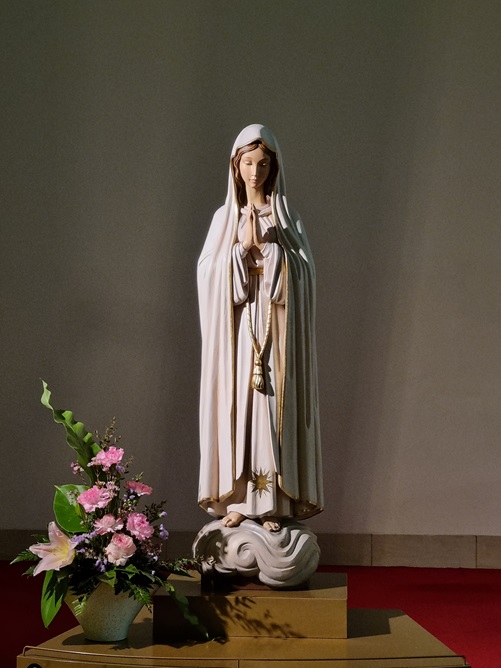 사진은 서울 방배4동성당 대성전 안에 있는 성모상입니다.
