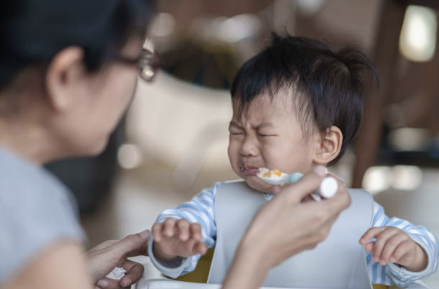 이유식 거부하는 아기 이미지