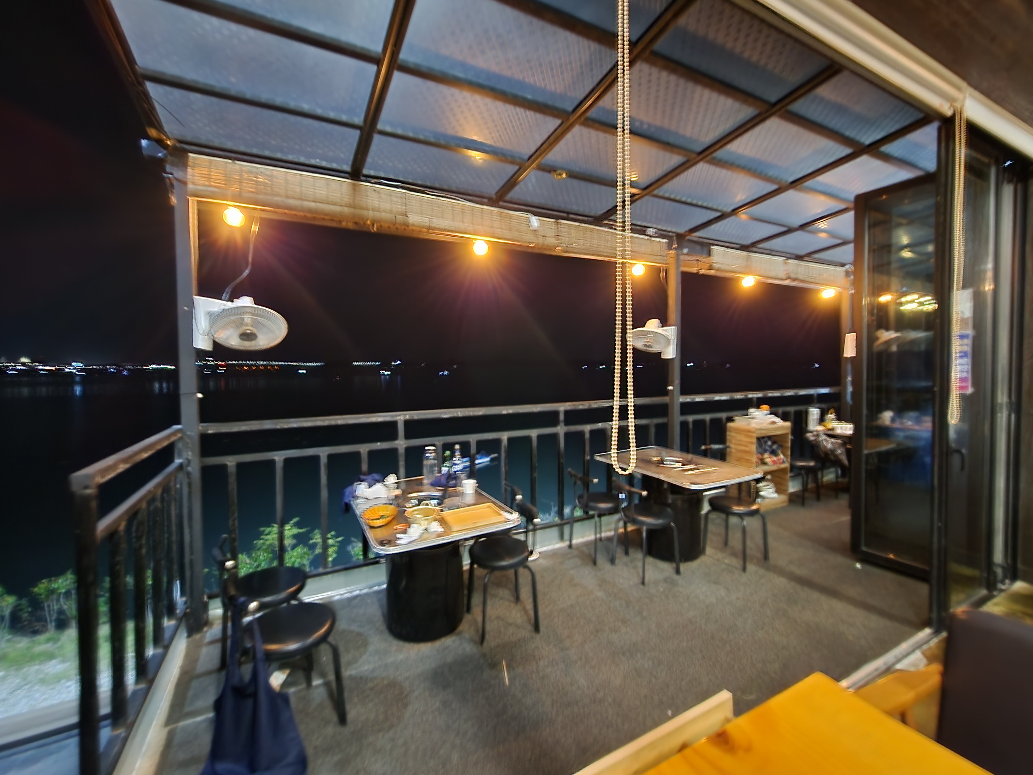 갓섬가든 바깥테이블