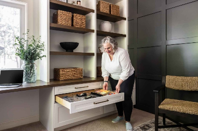 정리된 환경 속에서 생활 기준이 유지되는 안정적인 일상 모습