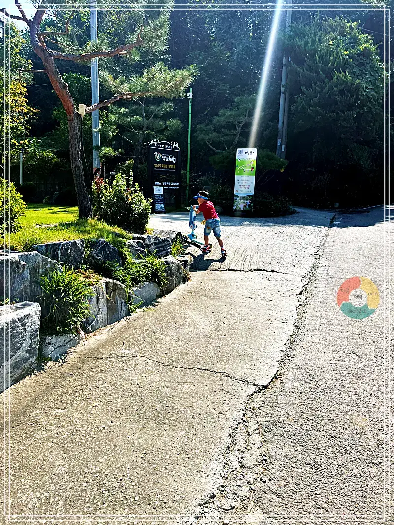 맘맘스_입구1-킥보드타는-아이