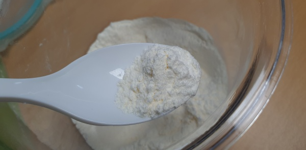 스푼에-떠진-크레아틴-분말