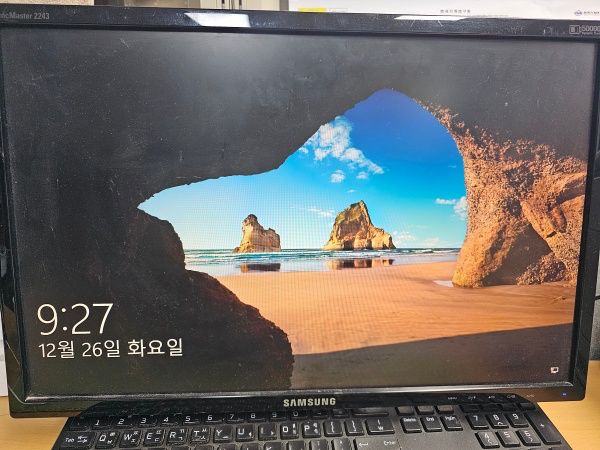 화면이켜저있는-모니터