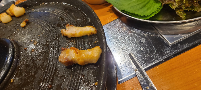 효자동솥뚜껑 성남금광점 듀록흑돼지 달걀찜 밑반찬 삼겹살 콩나물무침 묵은김치 얇은버섯 사방으로 튀는 기름