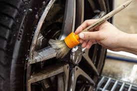 휠 세정 브러시로 하는 장면