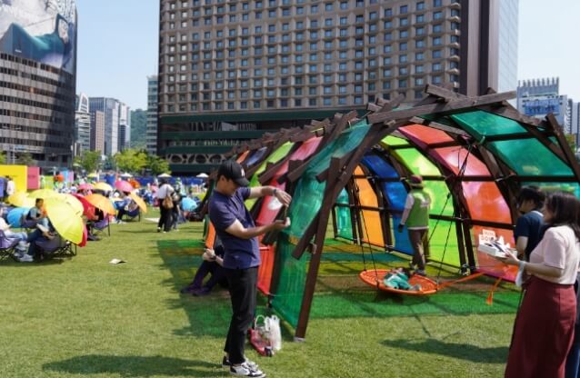 서울광장에 놀이 시설을 설치한 모습