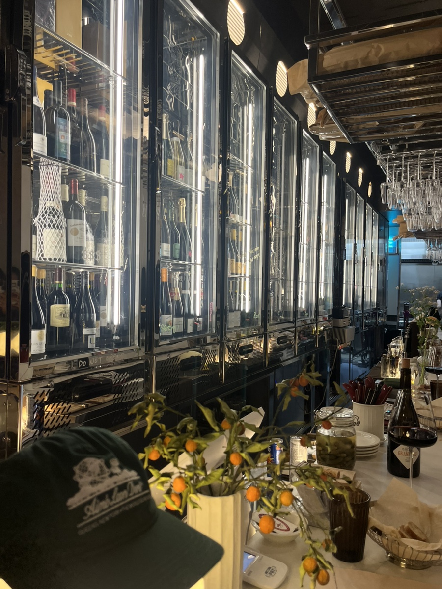 쏘티 와인바 바 자리, 따뜻한 조명과 함께 즐기는 와인 한 잔