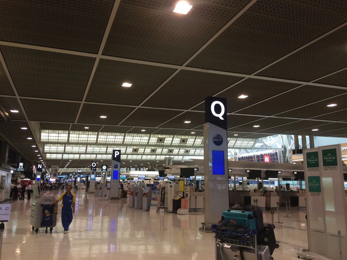 나리타 공항 제2터미널 체크인 구역 풍경