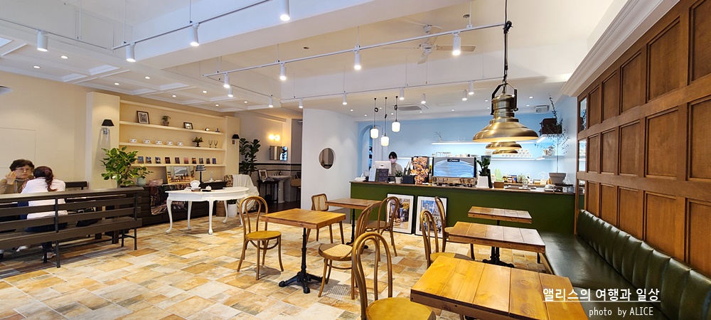 부산 광안 카페, 스누피 핫 케이크에 딸기라테 - 유럽 가정집 같이 따뜻한 분위기, 브런치 맛있는 카페