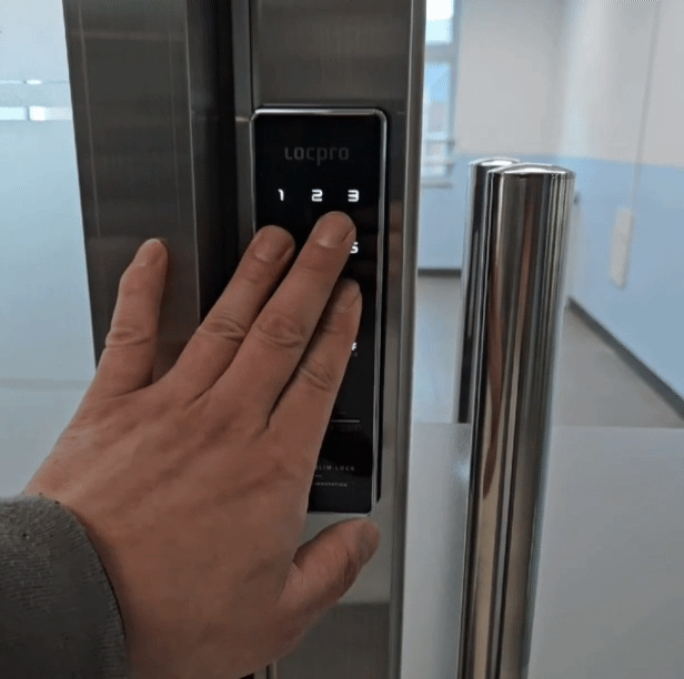 학교 교사실 손 끼임 방지 세이프 도어 샤시문 도어락 디지털 전자 번호키 설치