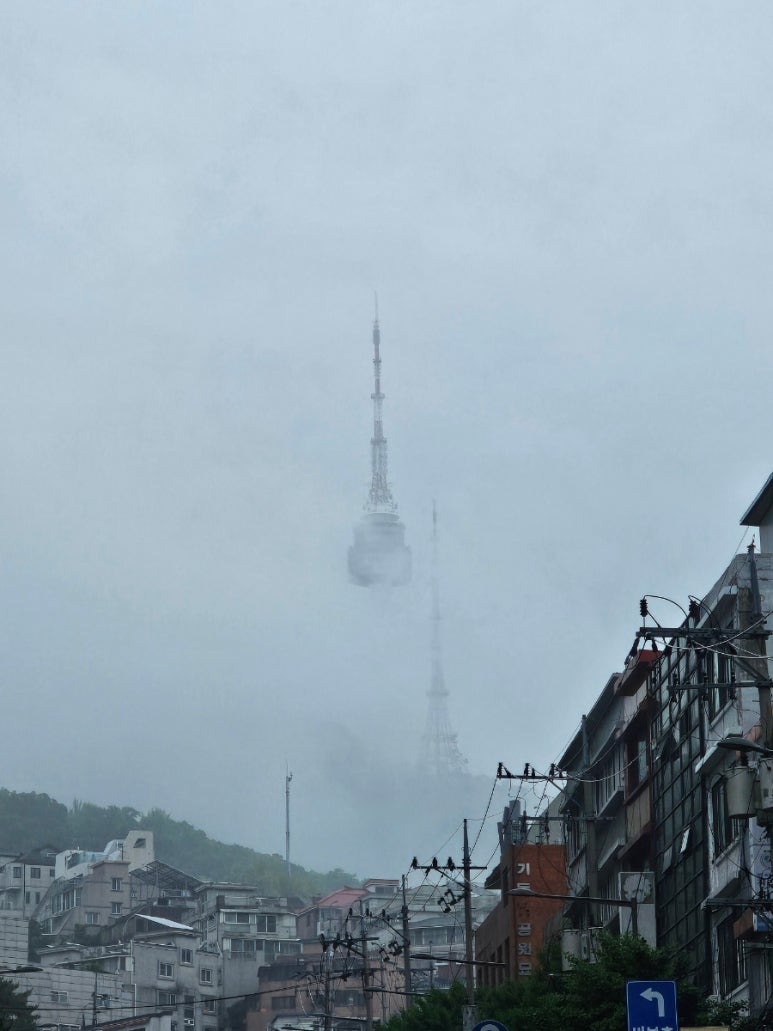 구름 낀 남산 타워 사진
