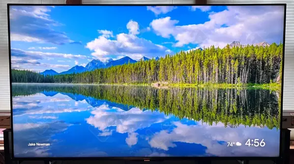 3.호수와 산이 있는 풍경 이미지를 보여주는 Hisense U8K_