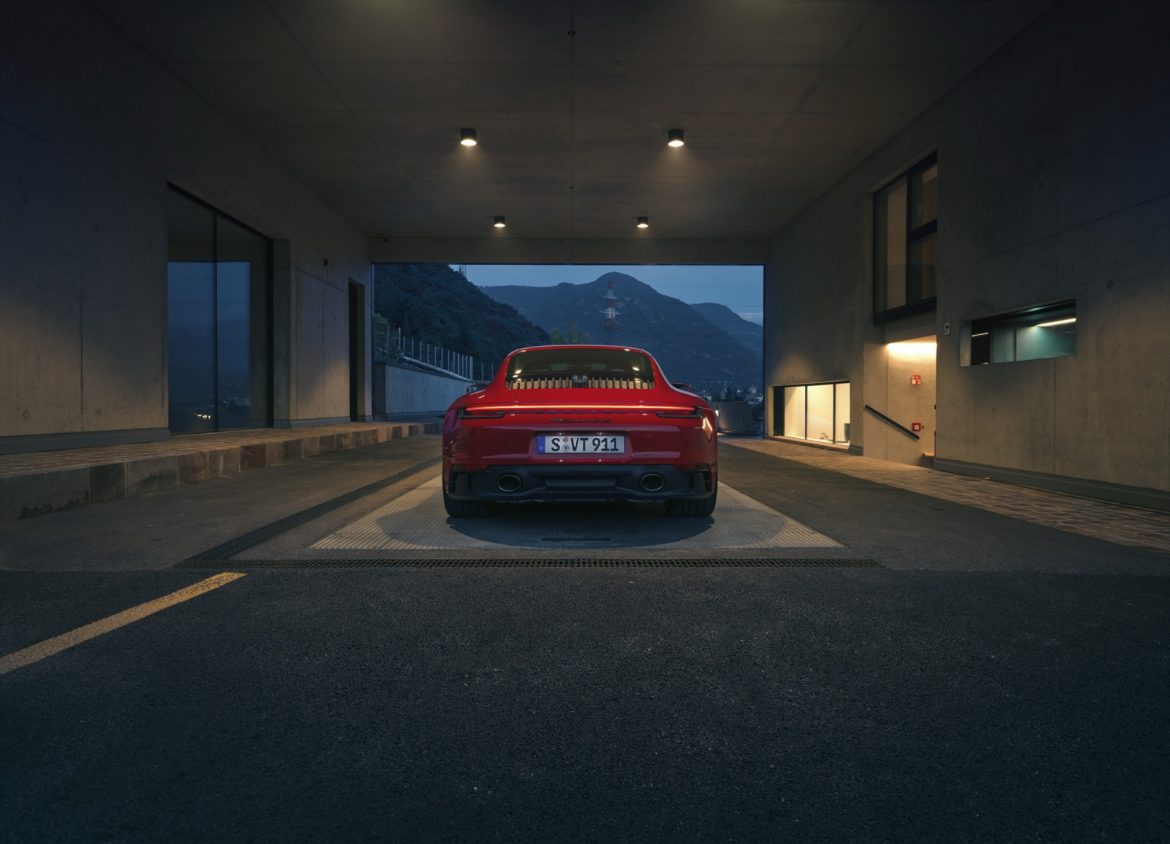 포르쉐 911 gts 후면 배기사진