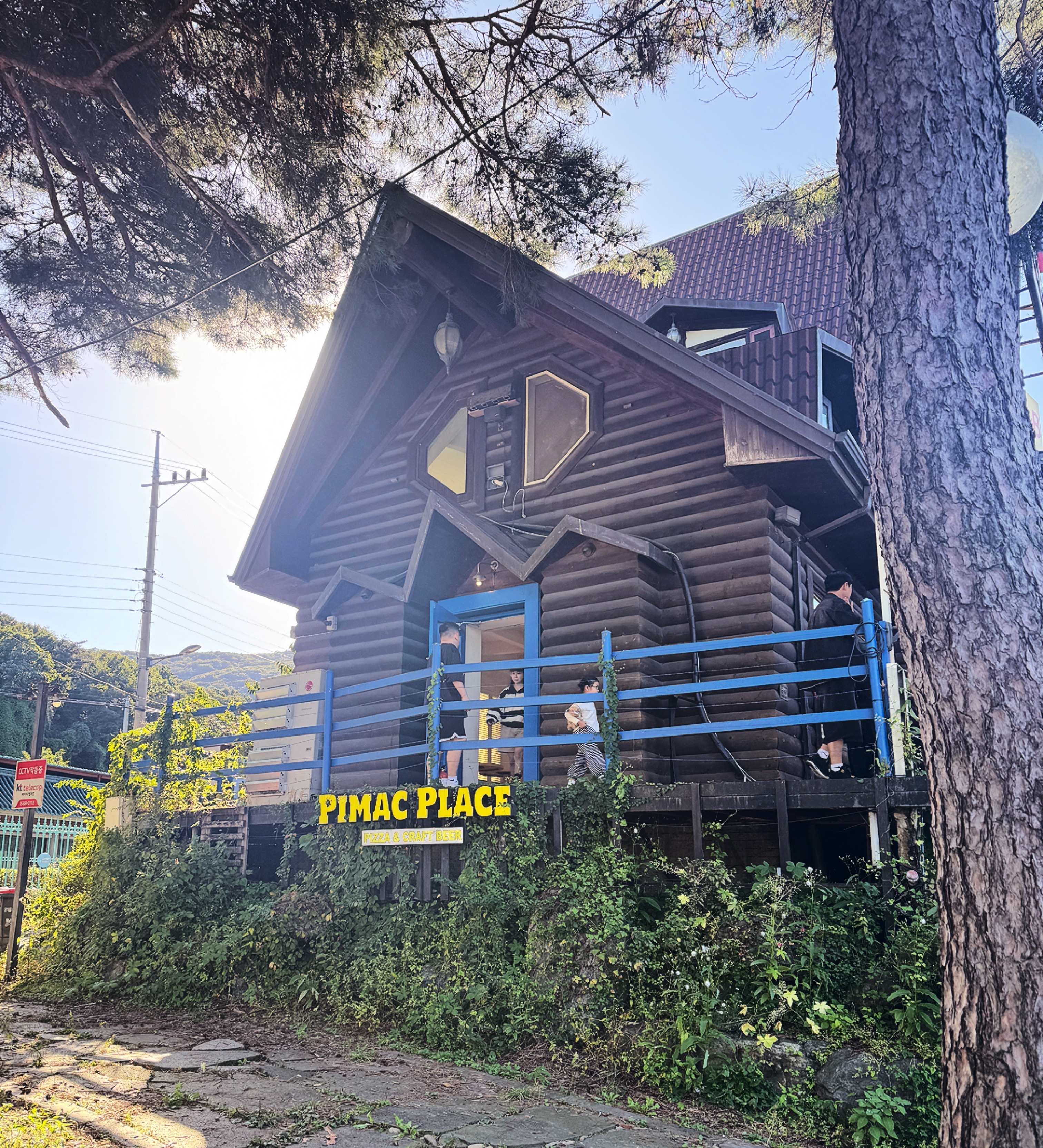 북한강 옆에 자리한 피맥플레이스 팔당점&amp;#44; 나무 감성이 살아있는 외관