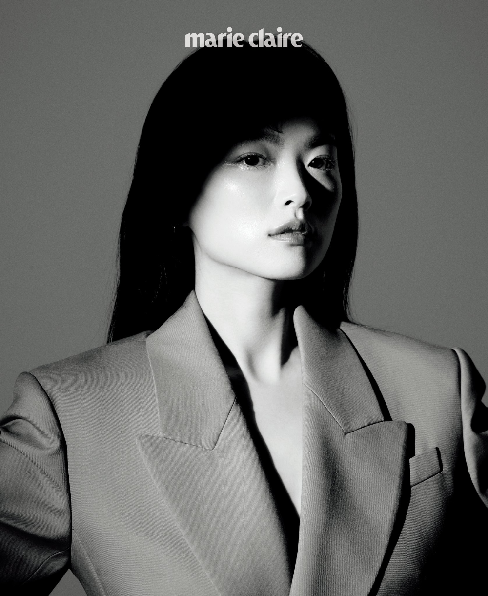 배우-천우희-화보.-흑백-포트레이트로-상단에-마리끌레르-로고가-들어가-있다