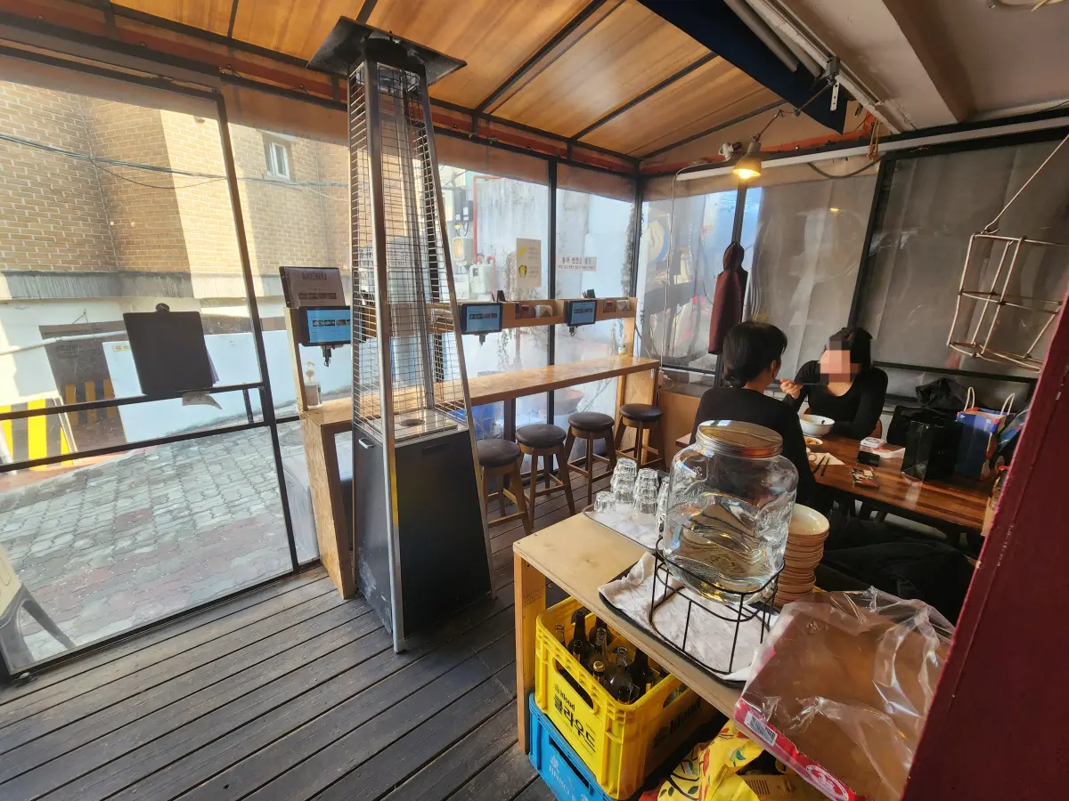 서울-종로-서촌-경복궁역-맛집-덕이나루-아기자기한-매장-내부
