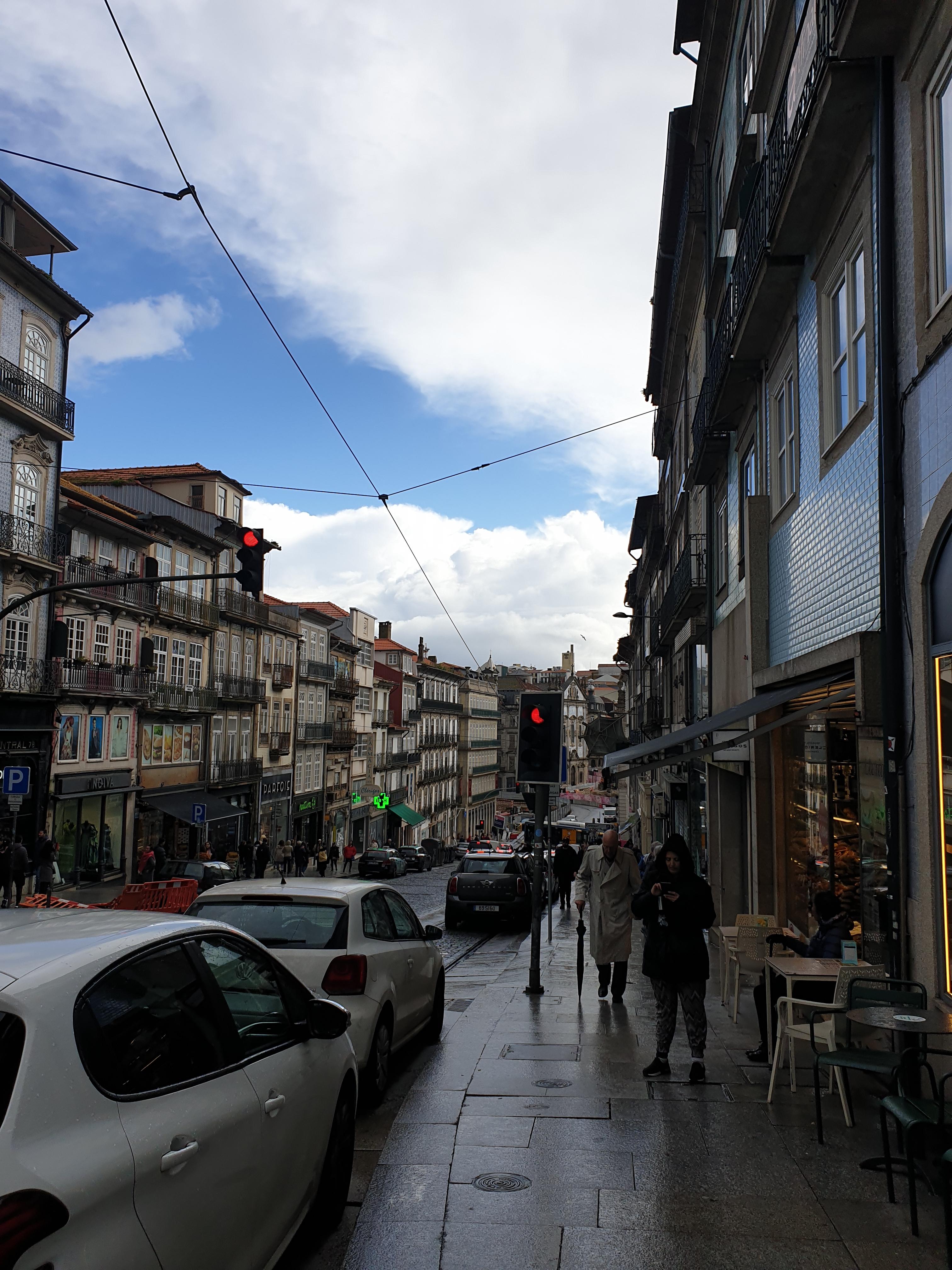 비오는 포르투 거리