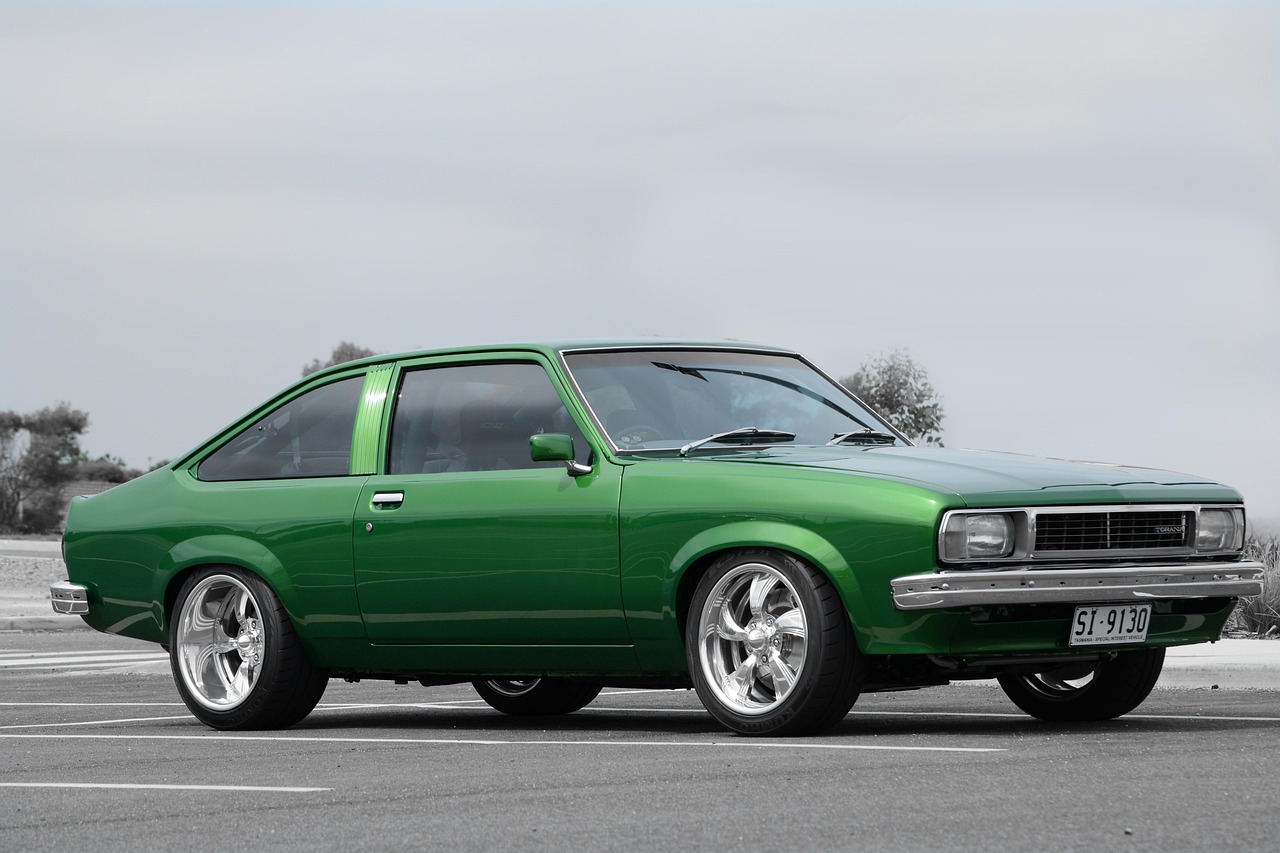 초록색의 클래식한 세단