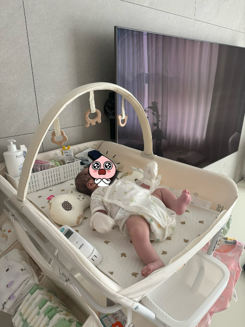 소베맘 기저귀 갈이대 수납함에 기저귀와 손수건을 놔둔 사진