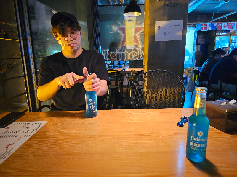 창가에 자리잡은 우리