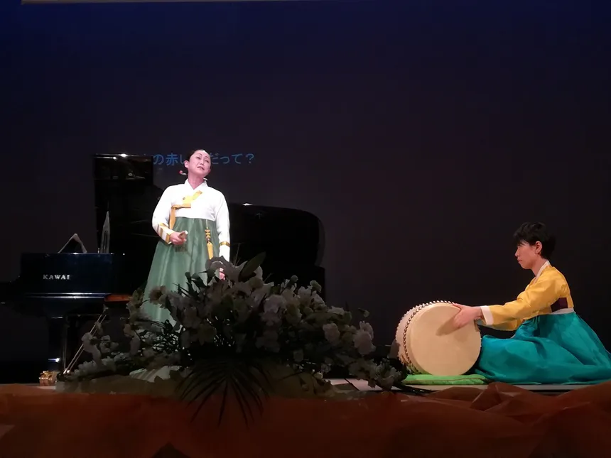 일본 오사카에서 열린 제주4·3 위령제 현장과 조용한 추모 분위기를 담은 장면