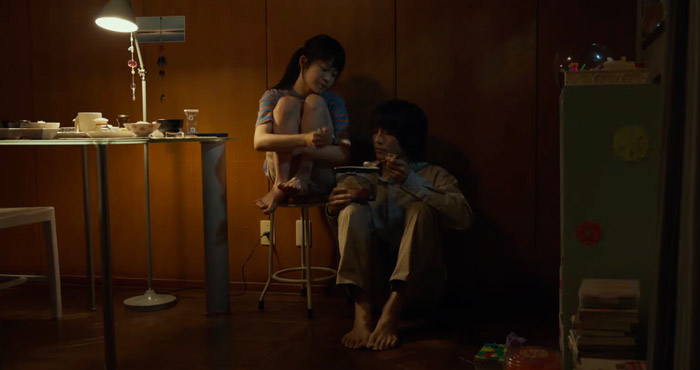 아이스크림을 나눠 먹는 소녀와 남자