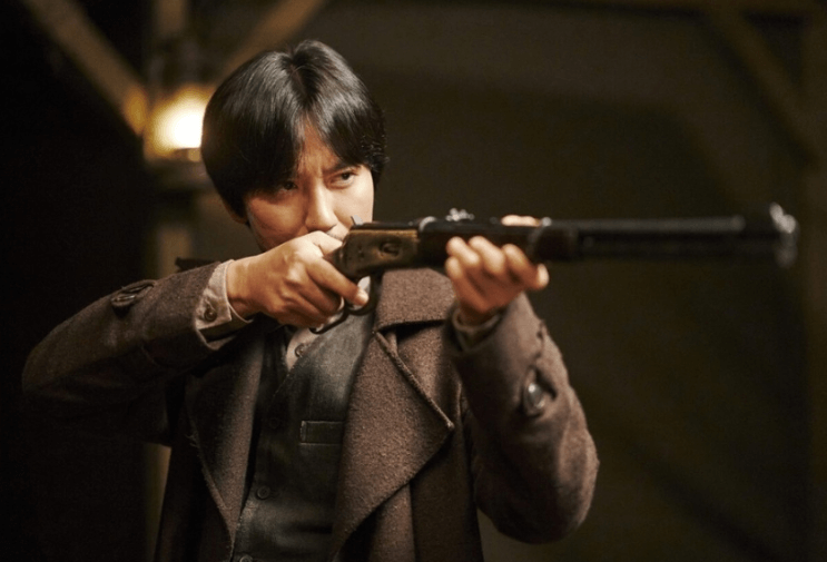 도적 칼의소리 이윤이 총을 겨누는 모습